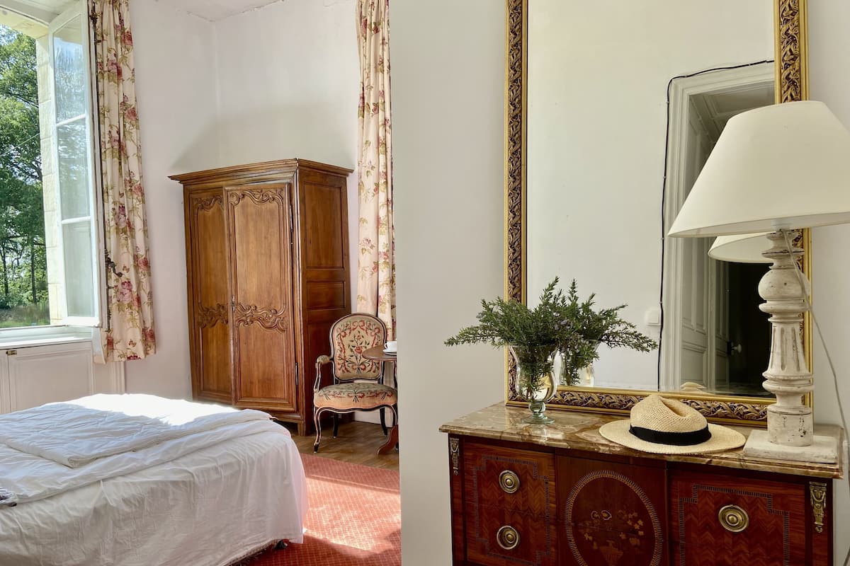 Romantische kamer, 1 queensize bed, uitzicht op binnenplaats | 1 slaapkamer, beddengoed