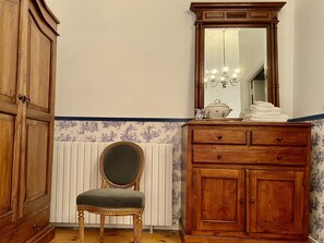 Royal Room, 1 Queen Bed, Courtyard View | Bathroom