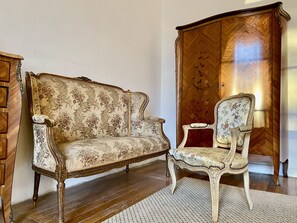 Royal Room, 1 Queen Bed, Courtyard View