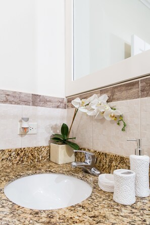 Apartment | Bathroom - Botanic Bliss Living in Kingston (Kingston)