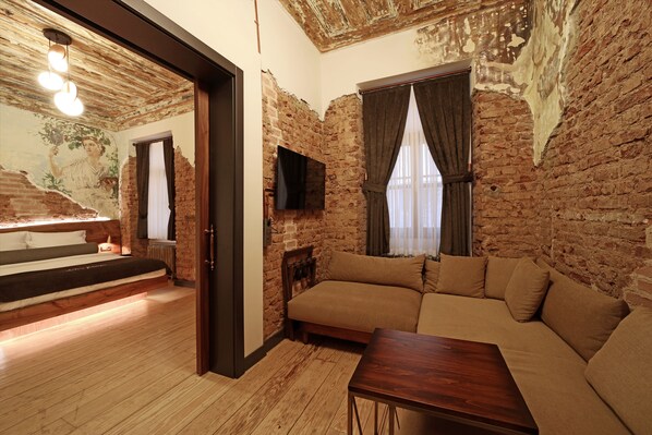 Suite | Donzen dekbedden, een minibar, een kluis op de kamer