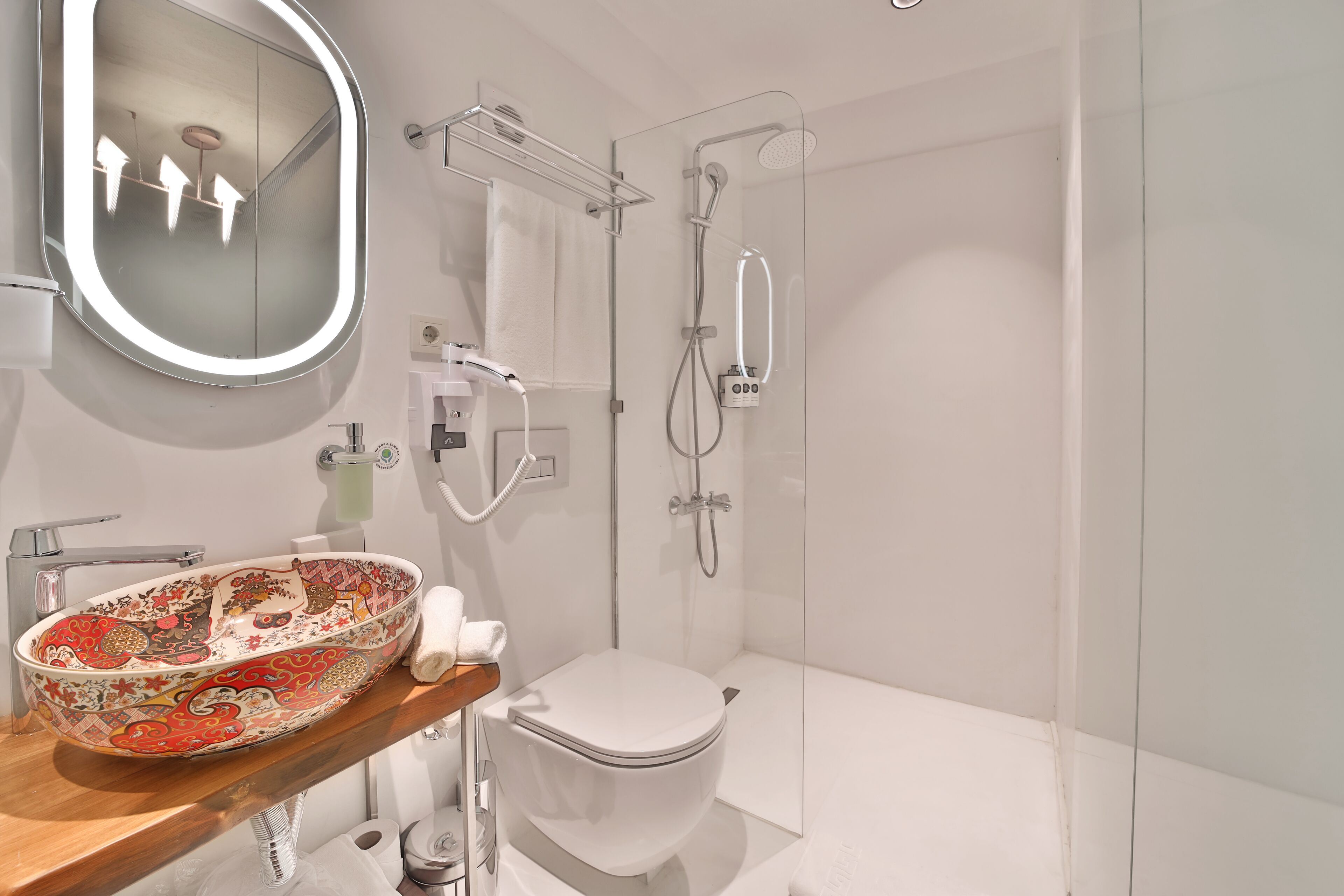 Dusj, regndusjhode, designertoalettartikler og hårføner