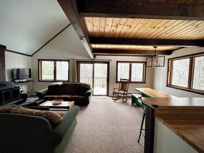 Fernseher, Kamin, DVD-Player, Bücher