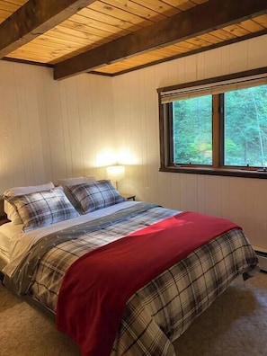 3 bedrooms, desk, WiFi, bed sheets