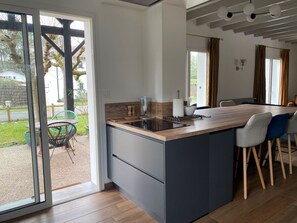 Geladeira, micro-ondas, fogão, cooktop