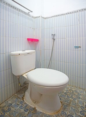 Habitació doble estàndard | Bany | Dutxa, tovalloles i sabó 