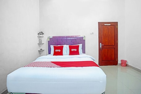 Standard Double Room | Desk, free WiFi, bed sheets. OYO Life 90587 Domen Homestay Syariah