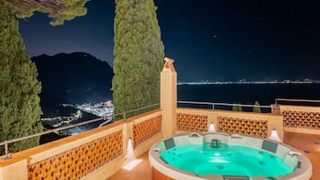 Camera luna di miele, vista mare | Vasca idromassaggio privata