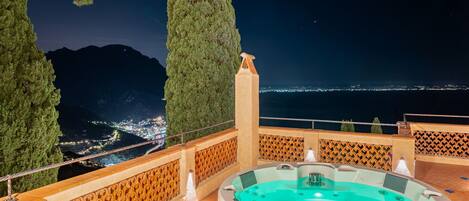 Honeymoon Room, Sea View | Private spa tub