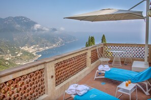 Premium bedding, down duvets, memory-foam beds, minibar - Villa Barluzzi (Ravello)