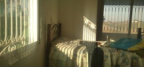 2 bedrooms, desk, WiFi