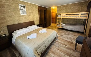 Habitación cuádruple estándar, varias camas | Wifi gratis 