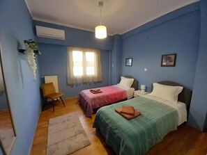 2 habitaciones, tabla de planchar con plancha y cuna de viaje