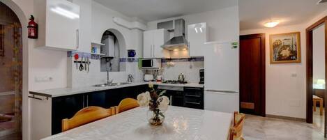 Geladeira, micro-ondas, fogão, cooktop