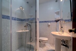Dusche, Haartrockner, Bidet, Handtücher