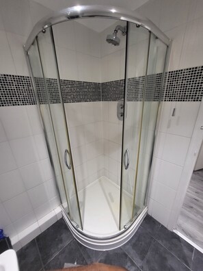 Apartment | Badezimmer | Dusche, Haartrockner, Handtücher
