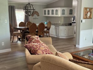 Smart TV, fireplace - Fantastic Accommodations & Fantastic Rate! Brooksville, Florida - Nature Coast (Brooksville)