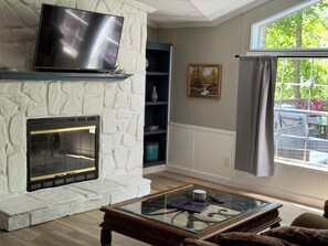 Een smart-tv en een open haard