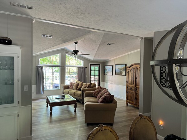 Smart TV, fireplace - Fantastic Accommodations & Fantastic Rate! Brooksville, Florida - Nature Coast (Brooksville)