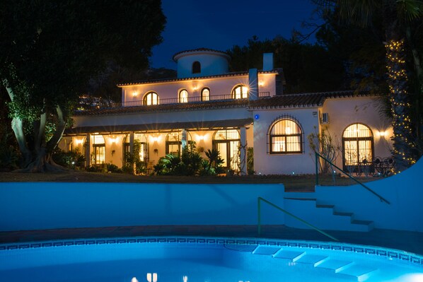 Alberca al aire libre y alberca climatizada