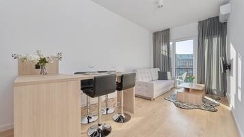 ์ํํธ, ์นจ์ค 1๊ฐ, ๋ฐ์ฝ๋ | 1 ๊ฐ์ ์นจ์ค, ์ฑ
์, ์นจ๋ ์ํธ