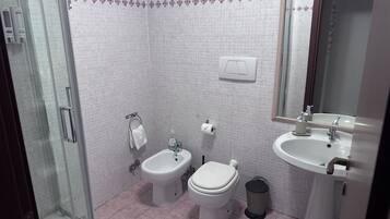Doccia, asciugacapelli, bidet, asciugamani