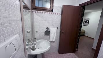 Ducha, secador de pelo, bidet, toallas