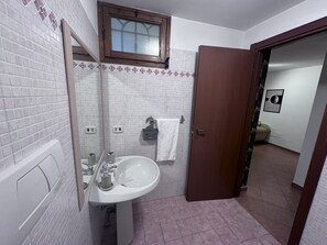 Een douche, een haardroger, een bidet, handdoeken