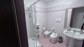 Doccia, asciugacapelli, bidet, asciugamani