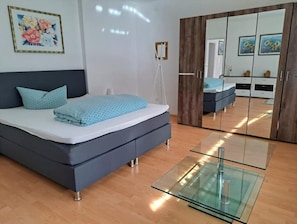 2 Schlafzimmer, schallisolierte Zimmer, Bügeleisen/Bügelbrett
