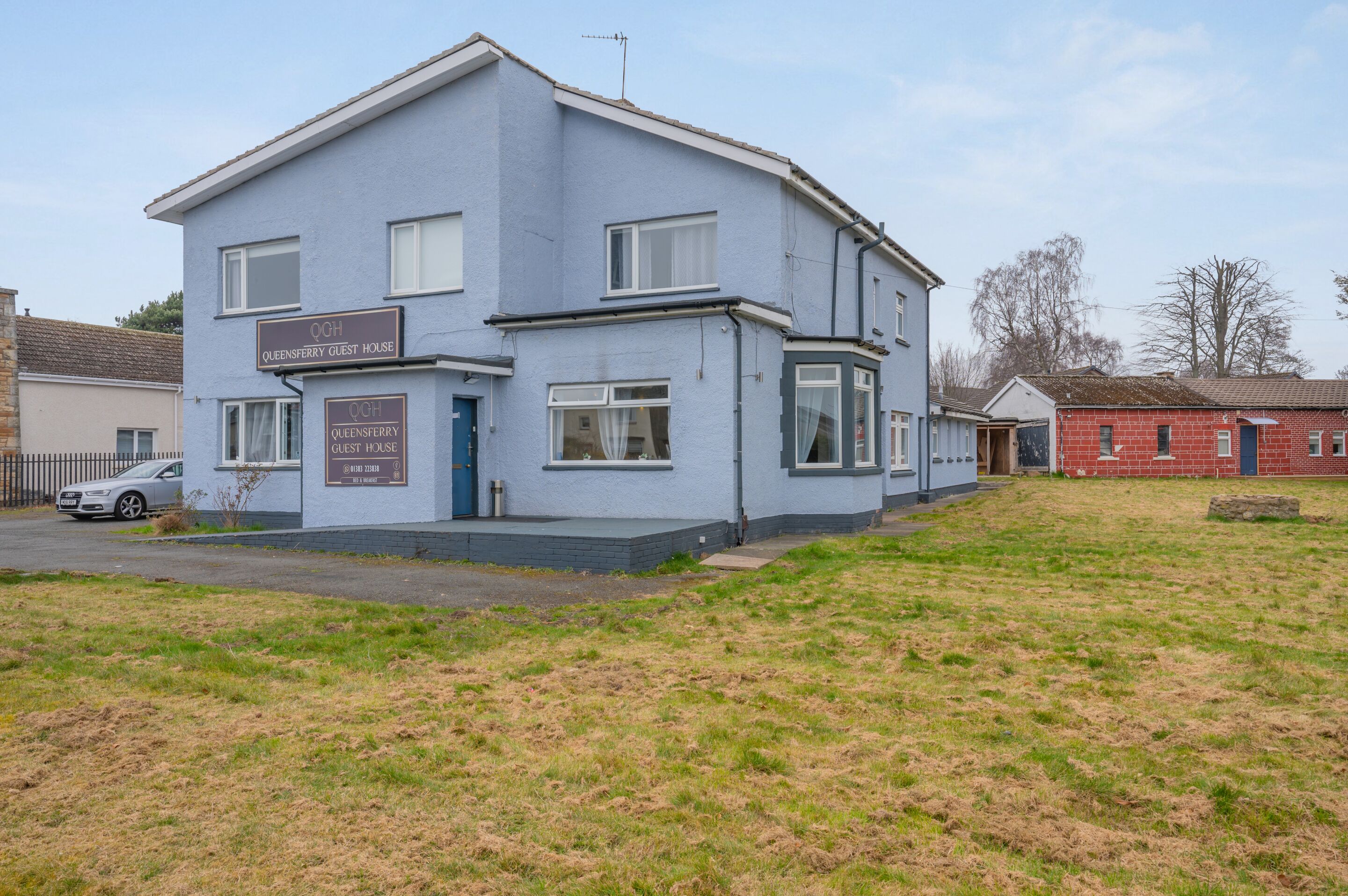 غرفة بسريرين منفصلين بتجهيزات أساسية - بحمام مشترك | المنشأة من الخارج