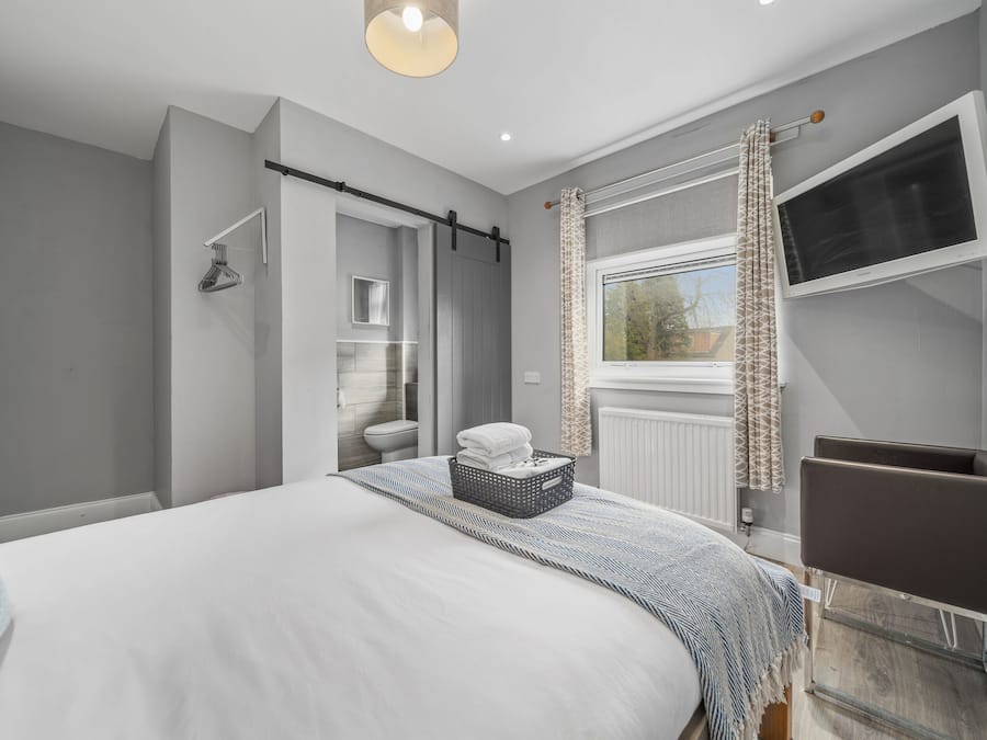 Chambre double, salle de bain attenante | Accès au Wi-Fi (inclus)