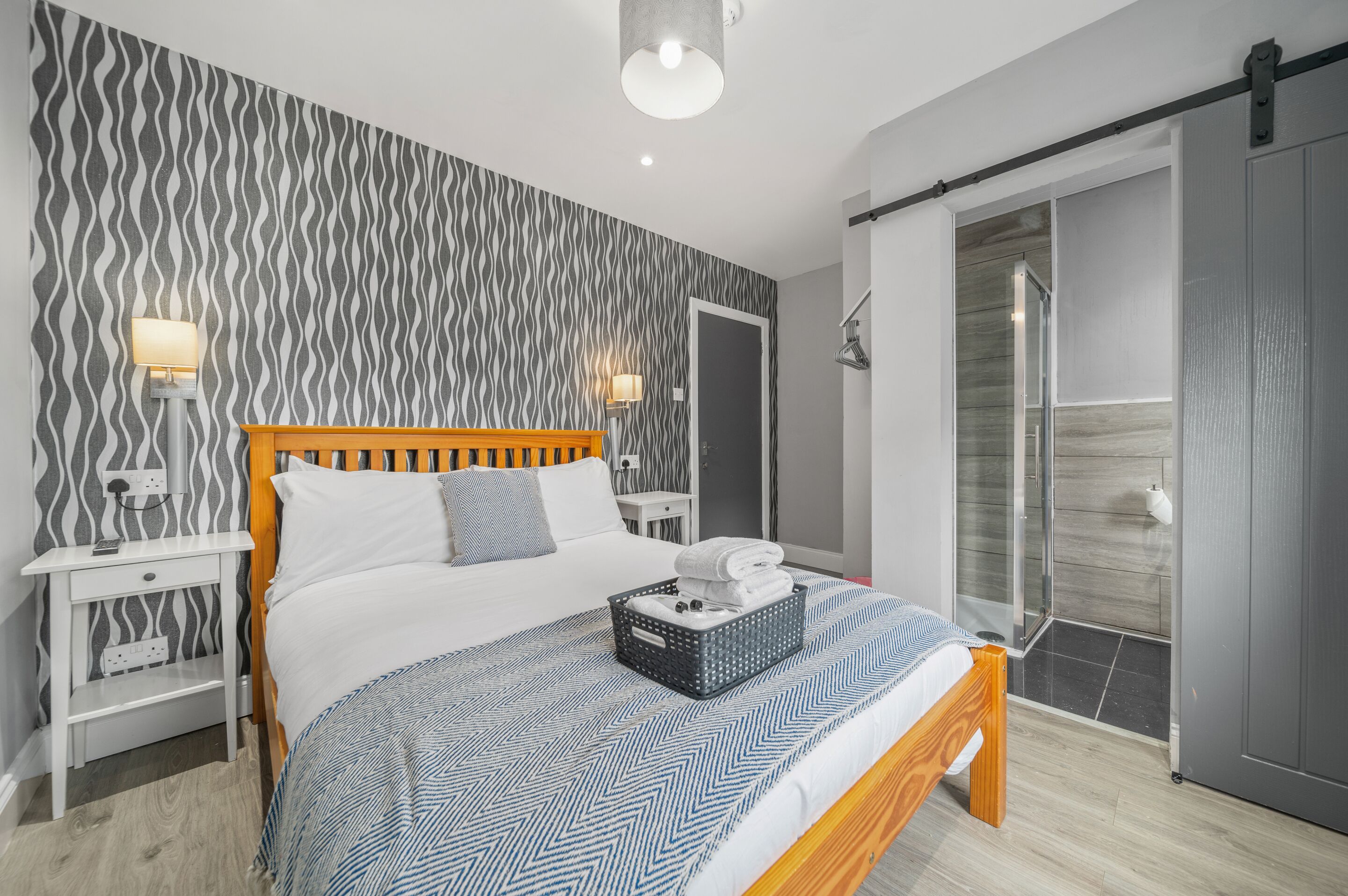 Chambre Double, salle de bains attenante | Wi-Fi gratuit