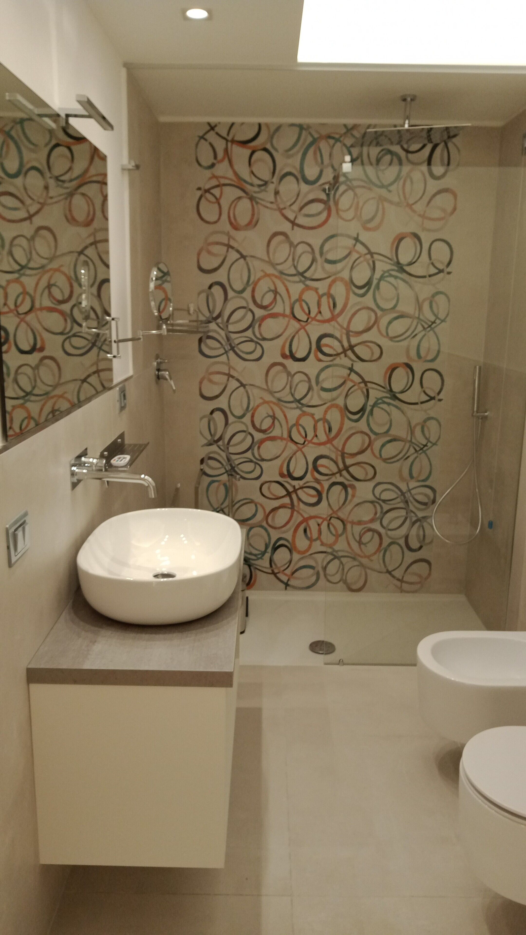 Une salle de bain moderne avec un grand lavabo ovale, un miroir, une douche et des toilettes.