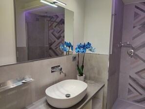 Shower, rainfall showerhead, designer toiletries, hair dryer - Bizantini Tropea (Tropea)