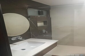 Ducha, bidet, toallas, jabón