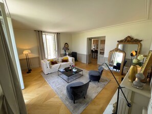 TV connectée, livres, chaîne hi-fi