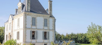 Charming estate with a swimming pool in the heart of the Bordeaux vineyards
