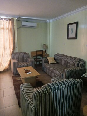 商務套房 | 客房內保險箱、書桌、免費無線上網