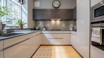 Jääkaappi, mikroaaltouuni, uuni, liesi