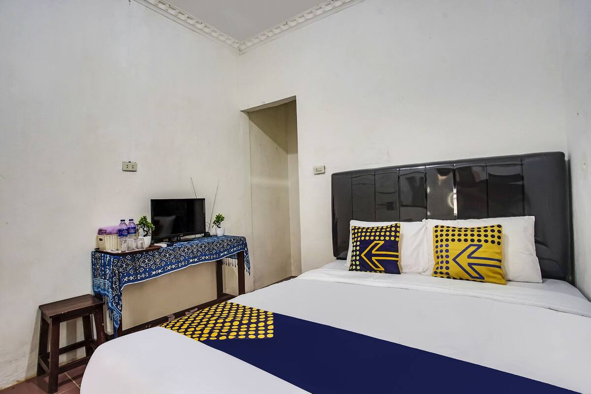 Desk, free WiFi, bed sheets