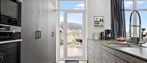 Fridge, oven, dishwasher, coffee/tea maker