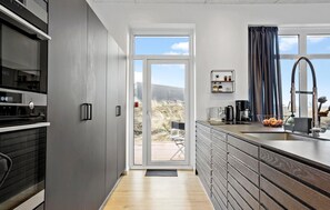 Refrigerador, horno, lavavajillas y cafetera y tetera