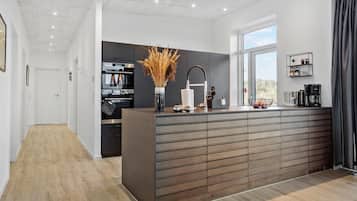 Réfrigérateur, four, lave-vaisselle, cafetiÚre/bouilloire