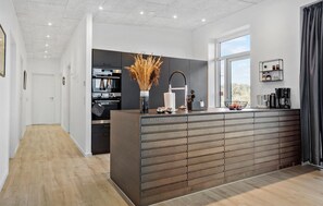 Refrigerador, horno, lavavajillas y cafetera y tetera