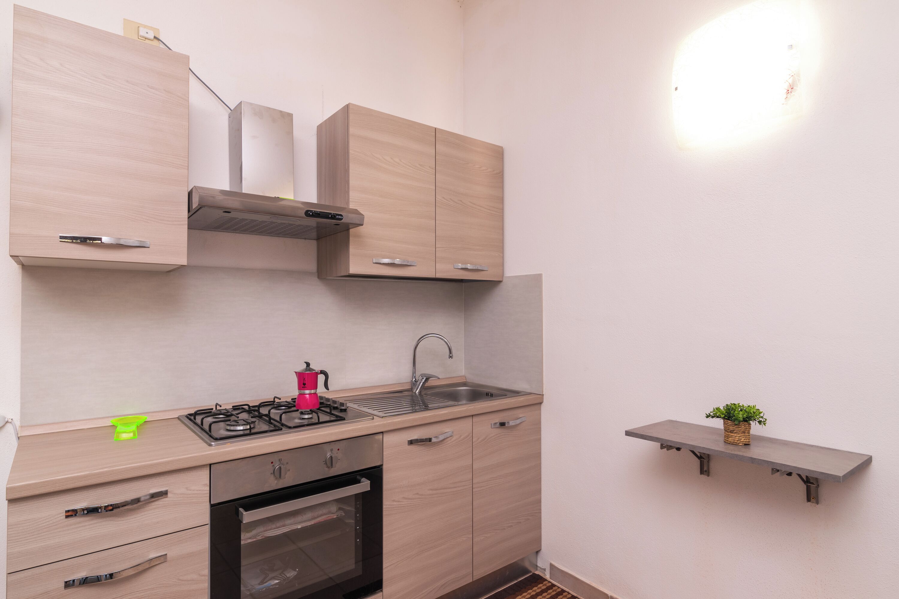 Kühlschrank, Ofen, Herdplatte, Wasserkocher mit Kaffee-/Teezubehör