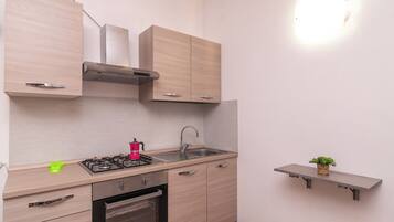 Kühlschrank, Ofen, Herdplatte, Wasserkocher mit Kaffee-/Teezubehör