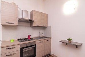 Een koelkast, een oven, een kookplaat, een koffiezetapparaat/waterkoker