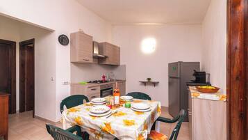 Kühlschrank, Ofen, Herdplatte, Wasserkocher mit Kaffee-/Teezubehör