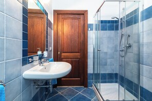 Shower, bidet, towels, soap - Quiet Sanibel (San Teodoro)